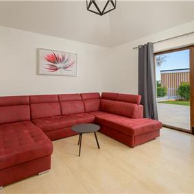 4 bedroom villa bedroom with pool, Svetvinčenat, Istria, sleeps 8